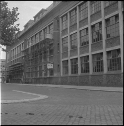 9761 De Technische School aan de Hillevliet staat in de steigers vanwege onderhoudswerkzaamheden.