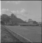 9768 Een boerderij aan de Ringdijk. Rechts op de achtergrond de bouw van woningen aan de Meidoornsingel en de ...