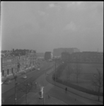9934 Overzicht op het Henegouwerplein en de Henegouwerlaan met op de achtergrond het Groothandelsgebouw. Links de ...