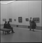9973 Bezoekers bekijken schilderijen in een van de zalen van Museum Boijmans aan de Mathenesserlaan.