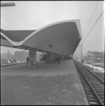 9984 Nieuwe perronoverkapping op het Centraal Station. Rechts een restant van het oude Delftse Poort Station. Geheel ...