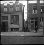 AO-129 Zicht op woningen aan de Frederikstraat met een steegje richting de Hendrikstraat, ter hoogte van de 2e ...