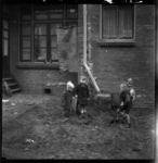 AO-135 Spelende kinderen in de Hendrikstraat in Oud-Crooswijk.