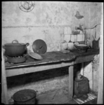 AO-152 Keuken zonder licht en lucht, met enkele pannen en een gootsteen in de woning aan het Frederikspad 3, een ...