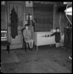 AO-158-1 Kinderen in een éénkamer rug-aan-rugwoning in de Hendrikstraat 102.