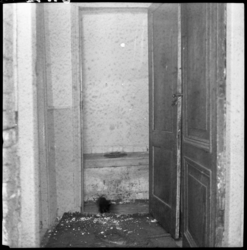 AO-159-1 Zicht op een kamer in de woning aan de Hendrikstraat 92m met een secreet (poepdoos).