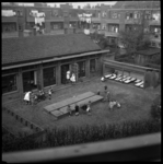 AO-170 Kerkhoflaan 78 met een kinderbewaarplaats. Op de achtergrond een huizenblok, waarbij bij veel huizen de was ...