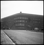 AO-84 Het gebouw van de GGD aan de Schiedamsedijk. Links het Vasteland, gezien vanaf de Wijde Nieuwsteeg.