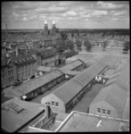 BO-248 Overzichtsfoto vanaf een hoog punt van de Veemarkt (nu Veemarktstraat) met gebouwen van Gemeentewerken. Op de ...