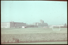 13 Sportvelden op Dijkzigt, gezien vanaf de Melkkoplaan. Op de achtergrond het kantoorgebouw van Unilever (rechts) en ...