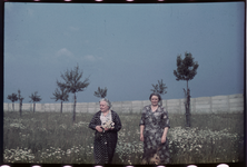 139 Vakantiefoto van de familie Boske in Racour, België. De zussen Mariette de Grave-Loze en Jeanne Boske-Loze.