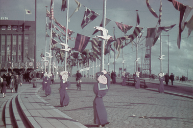 180 Straatversiering met vlaggen aan de Blaak tijdens de Vlootweek van 13 tot 17 augustus 1945.