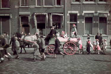 184 Verklede kinderen in optocht achter paard en wagen. Vermoedelijk tijdens de bevrijdingsfeesten.