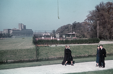 3 Sportveld en tennisbaan op Dijkzigt. Op de voorgrond de Melkkoplaan. Op de achtergrond het kantoorgebouw van Unilever.
