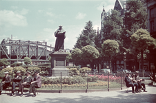 33 Het standbeeld van Erasmus aan de Grotemarkt. Op de achtergrond het spoorviaduct