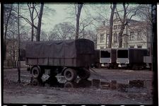 75 Duitse vrachtwagens staan geparkeerd ter hoogte van de Parklaan nummer 9, waar tijdens de Tweede Wereldoorlog de ...