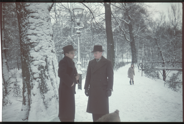 96 Karl Boske met hond Marouchka aan het wandelen in een besneeuwd bos of een park.
