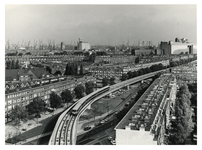 1967-465 Overzicht vanaf de flat aan het Zuidplein van de metrobaan aan de Mijnsherenlaan en omgeving, en op de ...