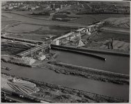 1967-645 Luchtopname van de Nieuwe Hartelsluis met de Hartelbrug over het Hartelkanaal in aanbouw bij het haven- en ...
