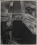 1967-647 Luchtopname uit het zuidoosten van de in aanbouw zijnde Calandbrug over het Calandkanaal in Europoort-Oost. ...