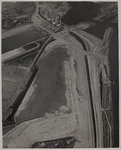 1967-648 Luchtopname uit het westen van Europoort-Oost, met links de Calandbrug in aanbouw bij het Calandkanaal, op de ...