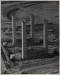 1967-649 Luchtopname uit het oosten van de Calandbrug in aanbouw bij het Calandkanaal in Europoort-Oost. Linksboven het ...