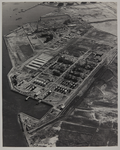 1967-653 Luchtopname van de industrie van Konam (op de voorgrond) en van Esso-Chemie in Europoort Noord op het eiland ...