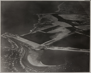 1967-658 Luchtopname van de in ontwikkeling zijnde Maasvlakte met werkzaamheden voor het graven van havens, gezien uit ...