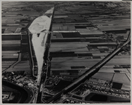 1967-660 Luchtopname van het buurtschap Kijfhoek (links) in de polder Heer Oudelands Ambacht, met in het midden de ...