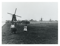 1967-671 Zicht op Overschie met de molens aan de Zestienhovensekade, links de Zestienhovense watermolen, de 'Molen van ...