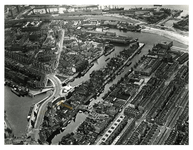 1967-744 Overzicht van Delfshaven en omgeving, met links een gedeelte van de Coolhaven met de Achterhavenbrug, in het ...