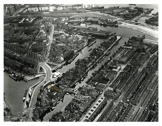 1967-744 Overzicht van Delfshaven en omgeving, met links een gedeelte van de Coolhaven met de Achterhavenbrug, in het ...