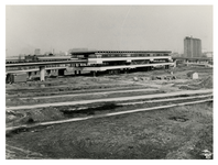 1967-838 Overzicht van het metrostation Zuidplein in aanbouw en de omgeving waar veel open grond is. Op de achtergrond ...