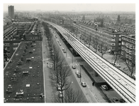 1967-858 Overzicht van de Mijnsherenlaan met in het midden het metroviaduct en rechts woningen. Uit het noordoosten.
