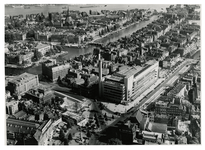 1967-948 Luchtopname van de omgeving van het warenhuis de Bijenkorf aan de Schiedamse Vest en de Schiedamsesingel. Op ...