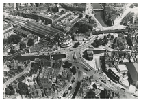 1967-949 Luchtopname van het Hofplein en omgeving, met op de voorgrond de Stationsweg en de Kruiskade, rechts de ...
