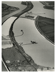 1968-1069 Luchtopname van Europoort-Oost, met op de voorgrond het Hartelkanaal, waar drie zandzuigers van Amco liggen, ...