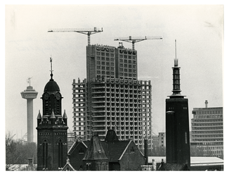 1968-11 Overzicht met een telelens van torens in het stadsdeel Dijkzigt: op de voorgrond de toren van Remonstrantse ...