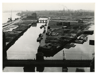 1968-1443 Overzicht van de omgeving van de Wijnhaven, met op de voorgrond het spoorviaduct, links de Scheepmakershaven ...