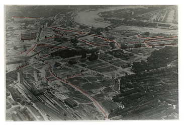 1968-1460 Luchtopname van de lege binnenstad als gevolg van het bombardement in 1940. In het midden de Coolsingel met ...