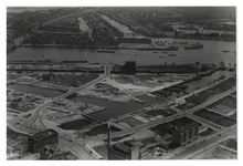 1968-1461 Luchtopname van de Blaak (op de voorgrond), de Leuvehaven, links daarvan de Wijnhaven, de Scheepmakershaven ...