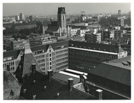 1968-1570 Overzicht vanaf de stadhuistoren van de omgeving van de Delftsevaart, met op de voorgrond het stadstimmerhuis ...
