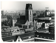 1968-1571 Overzicht vanaf de stadhuistoren van de Sint-Laurenskerk en omgeving van het Grotekerkplein, met op de ...