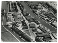 1968-1599 Luchtopname van de Zestienhovensekade en omgeving, met rechtsonder bedrijfspanden van de Rotterdamsche Marmer ...
