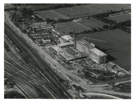 1968-1601 Luchtopname van de Oost-Varkenoordseweg en omgeving, met het nieuwe gedeelte van het Sint-Claraziekenhuis in ...