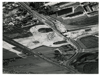 1968-1604 Luchtopname van Rijksweg 3 (de Hoofdweg) en omgeving, bij de kruising met Rijksweg 16 (A16) die aangelegd ...