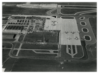 1968-1610 Luchtopname van het vliegveld Zestienhoven, waar enkele vliegtuigen klaarstaan en op de achtergrond de ...
