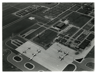 1968-1611 Luchtopname van het vliegveld Zestienhoven, met op de voorgrond negen vliegtuigen, die klaarstaan. Op de ...