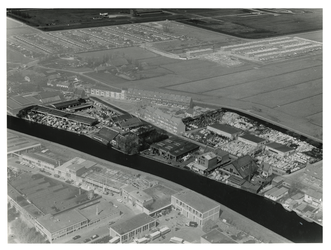 1968-1613 Luchtopname van de Zestienhovensekade met bedrijfspanden van de Rotterdamsche Marmer Industrie, en op de ...