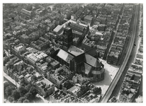 1968-1617 Luchtopname van de Sint-Laurenskerk en omgeving, met in het midden het Grotekerkplein, en rechts het ...